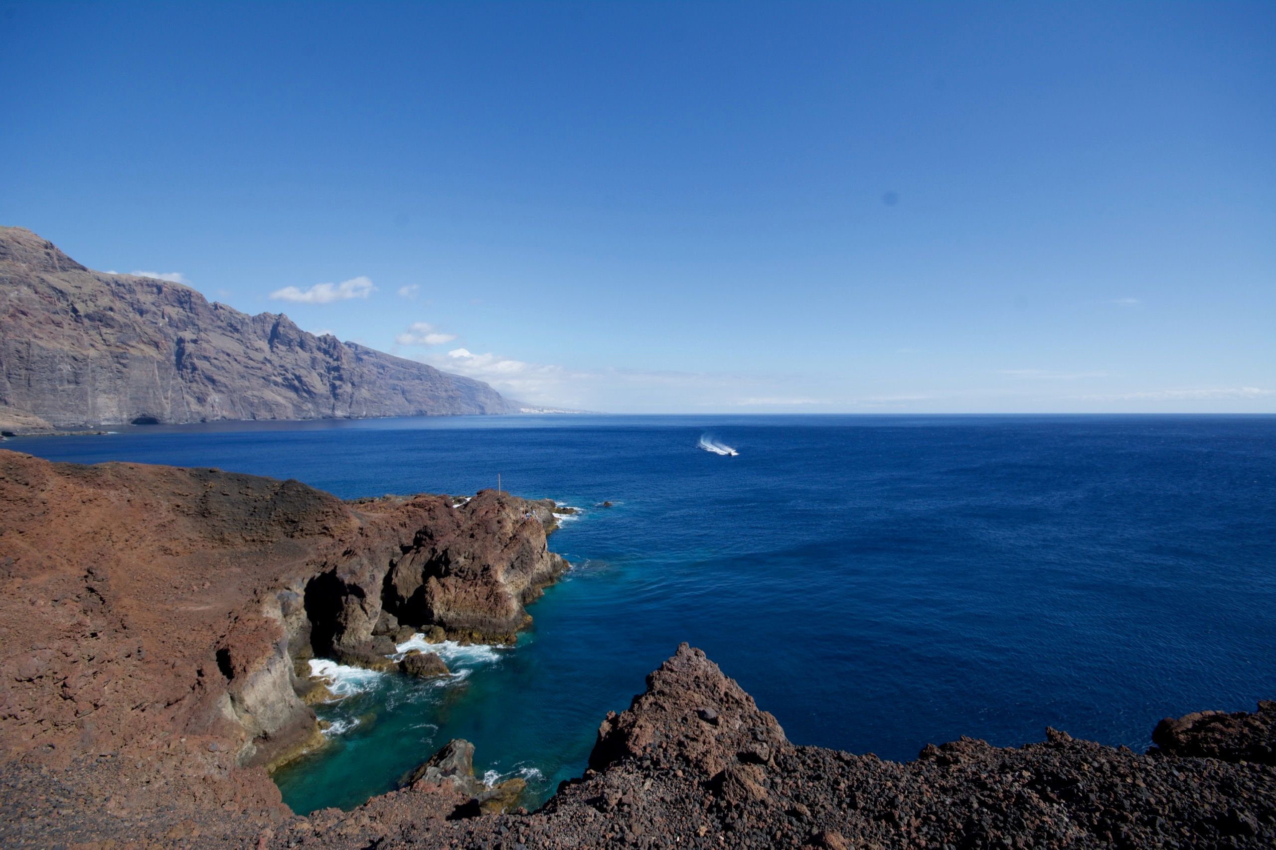 Los acantilados de Los Gigantes vistos desde Punta de Teno, con las calas de agua turquesa en primer plano.