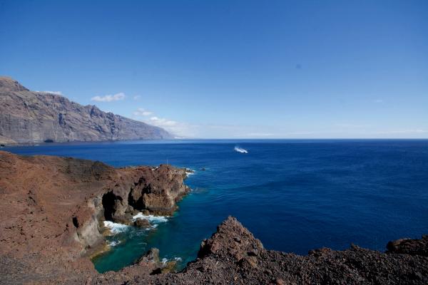 Los acantilados de Los Gigantes vistos desde Punta de Teno, con las calas de agua turquesa en primer plano.