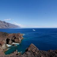 Los acantilados de Los Gigantes vistos desde Punta de Teno, con las calas de agua turquesa en primer plano.