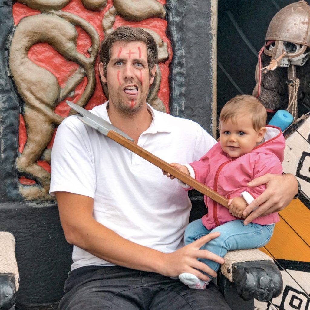 La peque, vestida de vikinga a bordo del Ragnarok