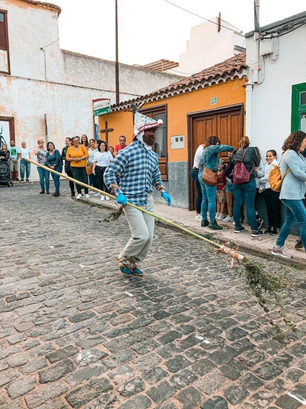 Cho Perico y su vestimenta tradicional