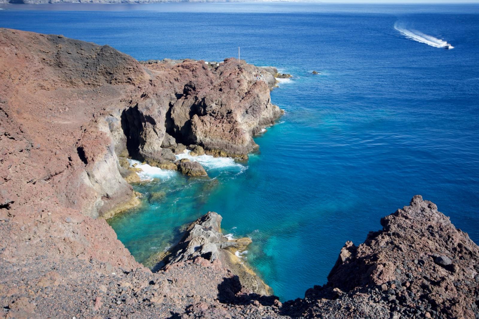 Calas de agua turquesa entre la roca volcánica rojiza de Punta de Teno.