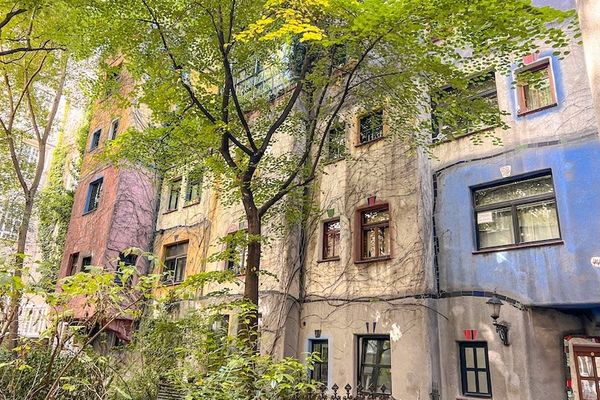 Fachada colorida de la Hundertwasserhaus, en Viena