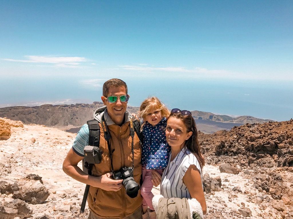La familia en el mirador de La Rambleta, a 3.555 m, con el mar y la costa al fondo