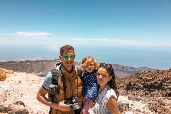 La familia en el mirador de La Rambleta, a 3.555 m, con el mar y la costa al fondo