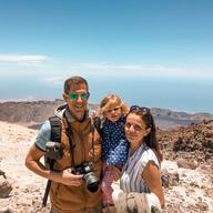 La familia en el mirador de La Rambleta, a 3.555 m, con el mar y la costa al fondo