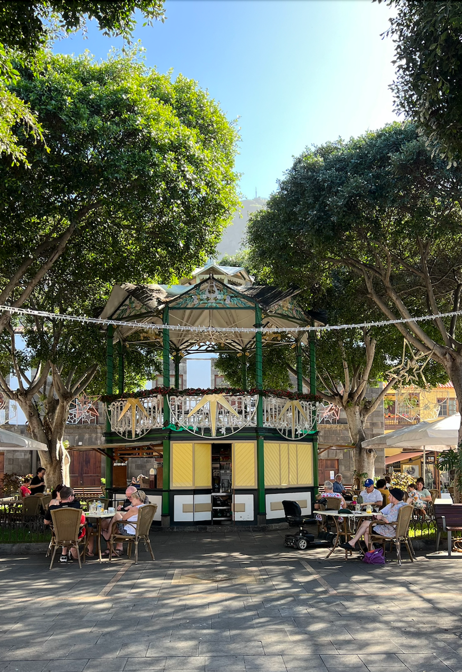 Tomar un café en el quisco de La Plaza de la Libertad 