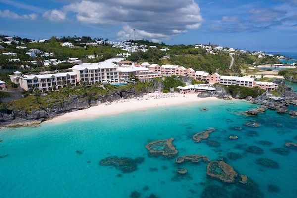 Costa de Bermudas con casas de colores junto al mar turquesa