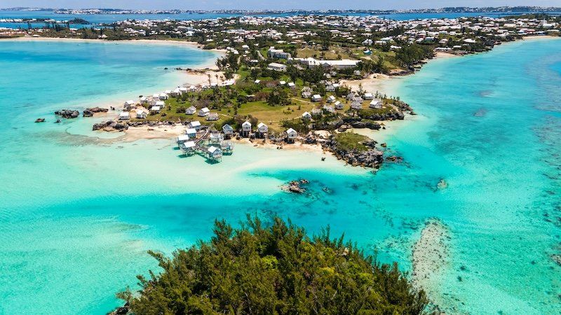 Casas de colores pastel junto al mar turquesa en las Islas Bermudas