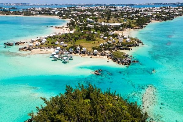 Casas de colores pastel junto al mar turquesa en las Islas Bermudas