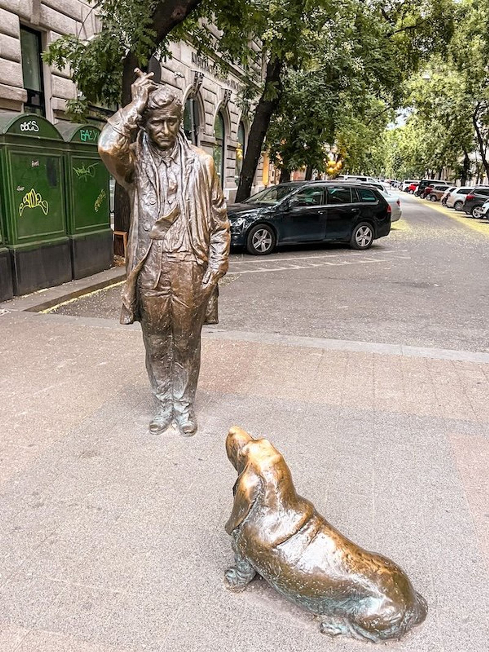 Escultura de Columbo y su perro en Budapest 