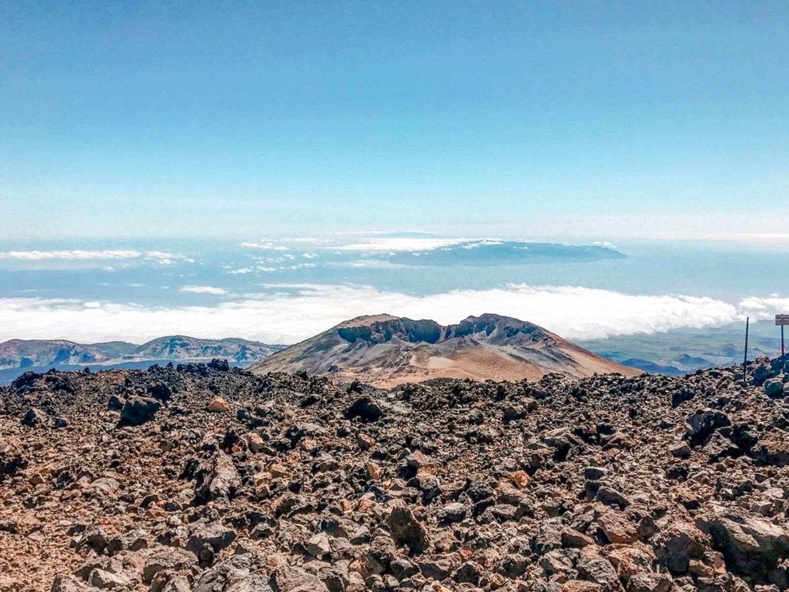 Vista del cráter de Pico Viejo desde el sendero, con el mar de nubes y otras islas al fondo