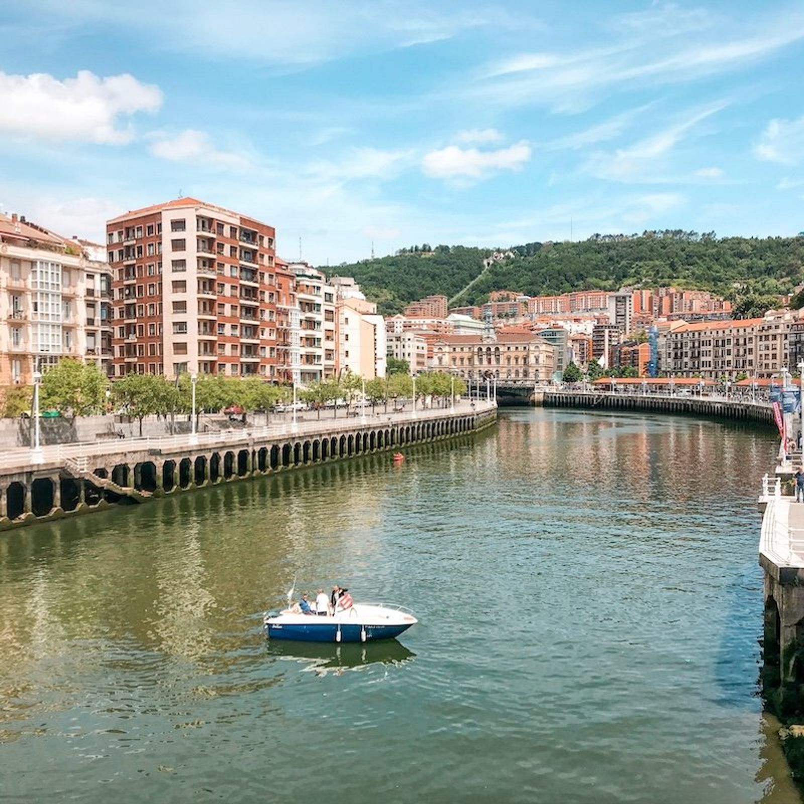 Recorre la ría de Bilbao en barco 