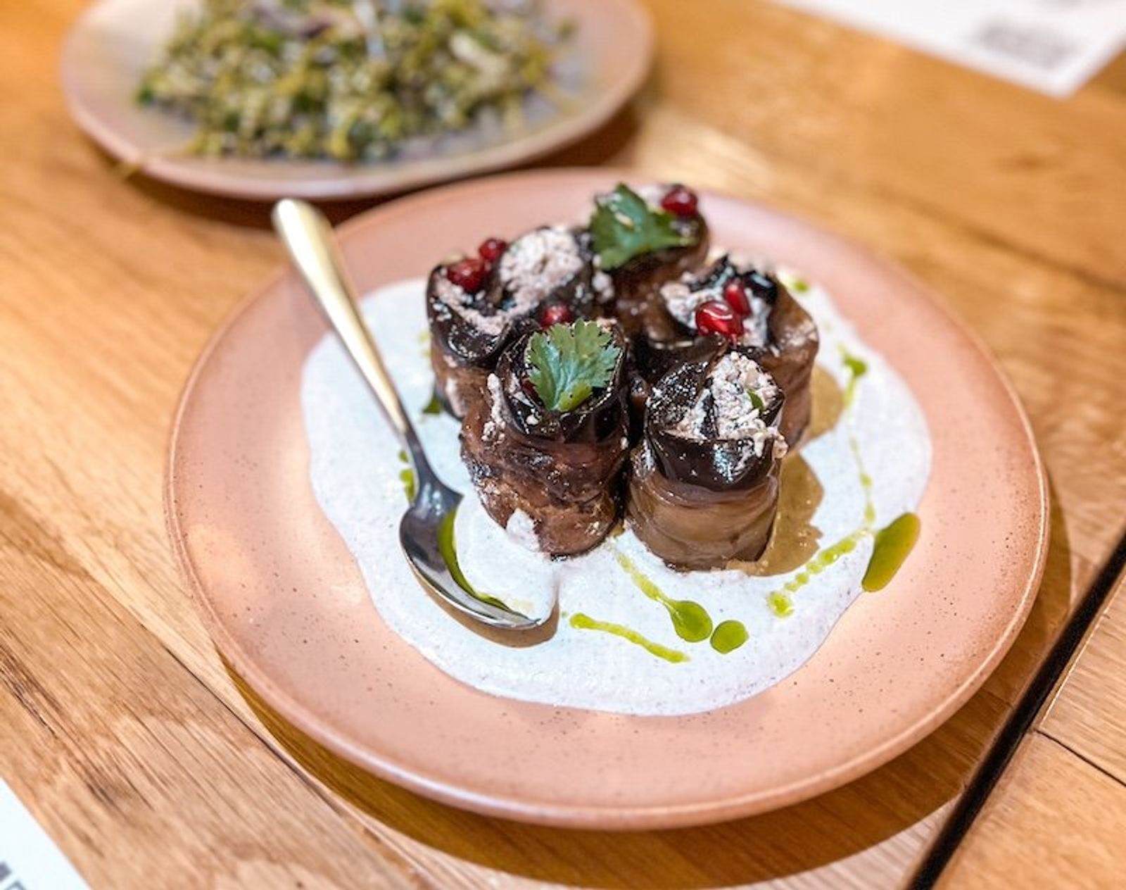 Badrijani,  rodajas de berenjena asada rellenas con una pasta de nueces y especias