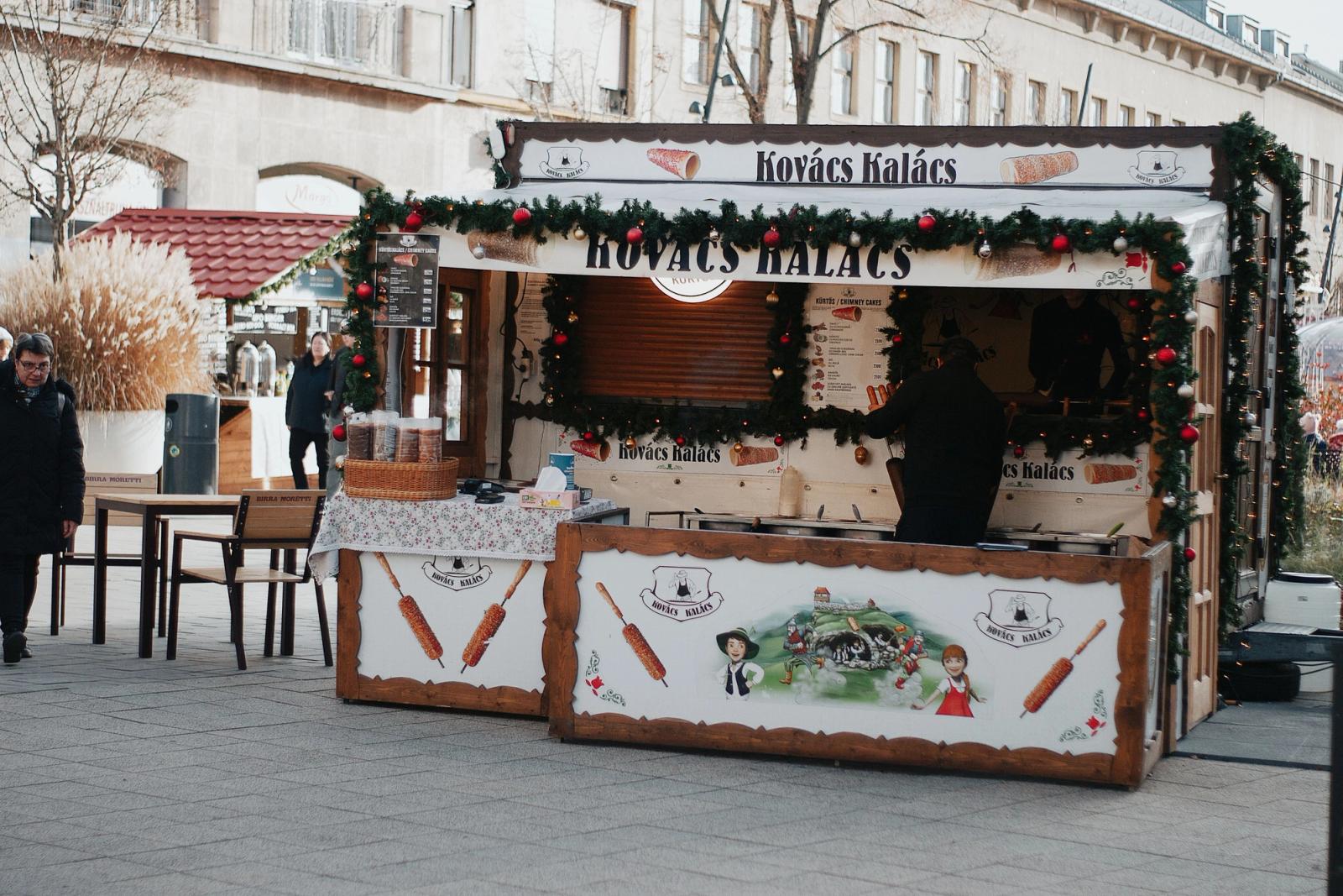 Puesto de comida en un mercadillo navideño en Budapest
