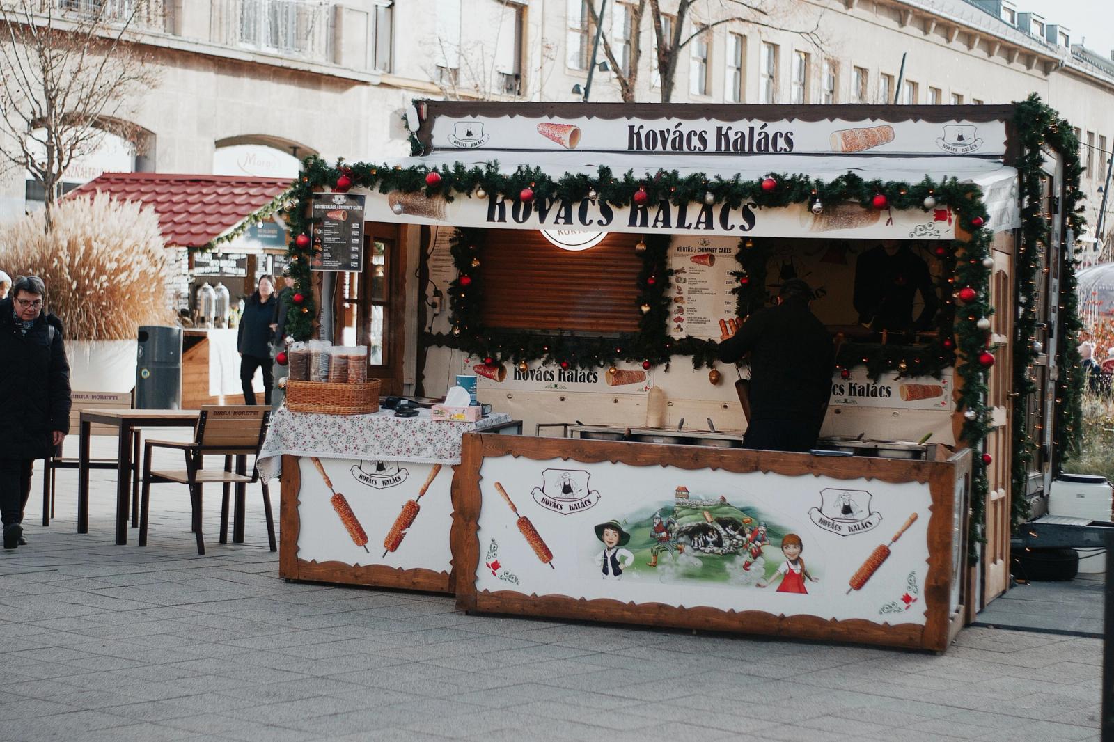 Puesto de comida en un mercadillo navideño en Budapest