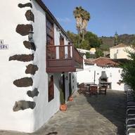 Casa Morera, casa rural de dos plantas con fachada blanca y piedra volcánica vista, con su patio y barbacoa, en Fuencaliente de La Palma