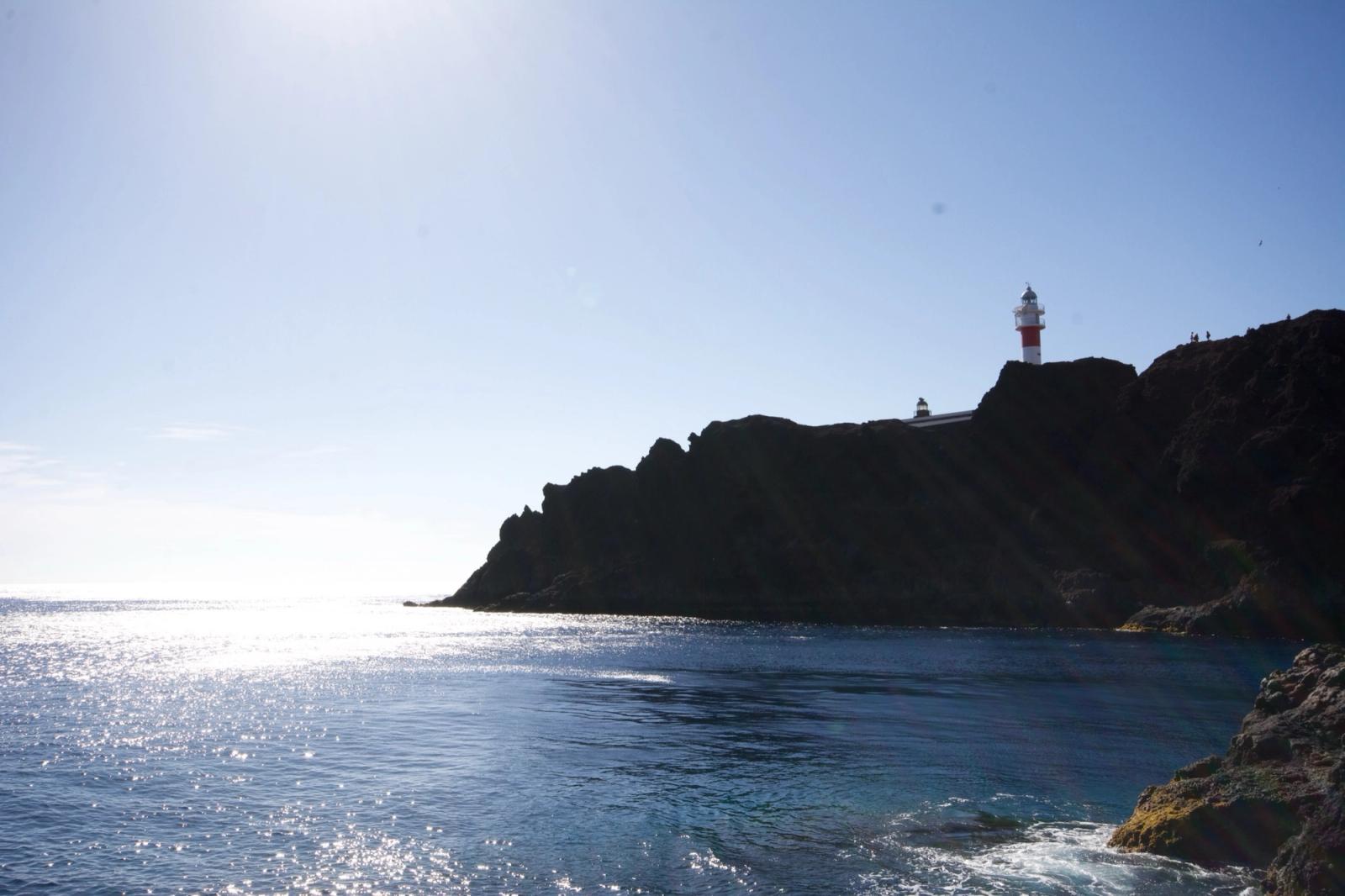 El faro de Punta de Teno a contraluz, recortado sobre el mar.