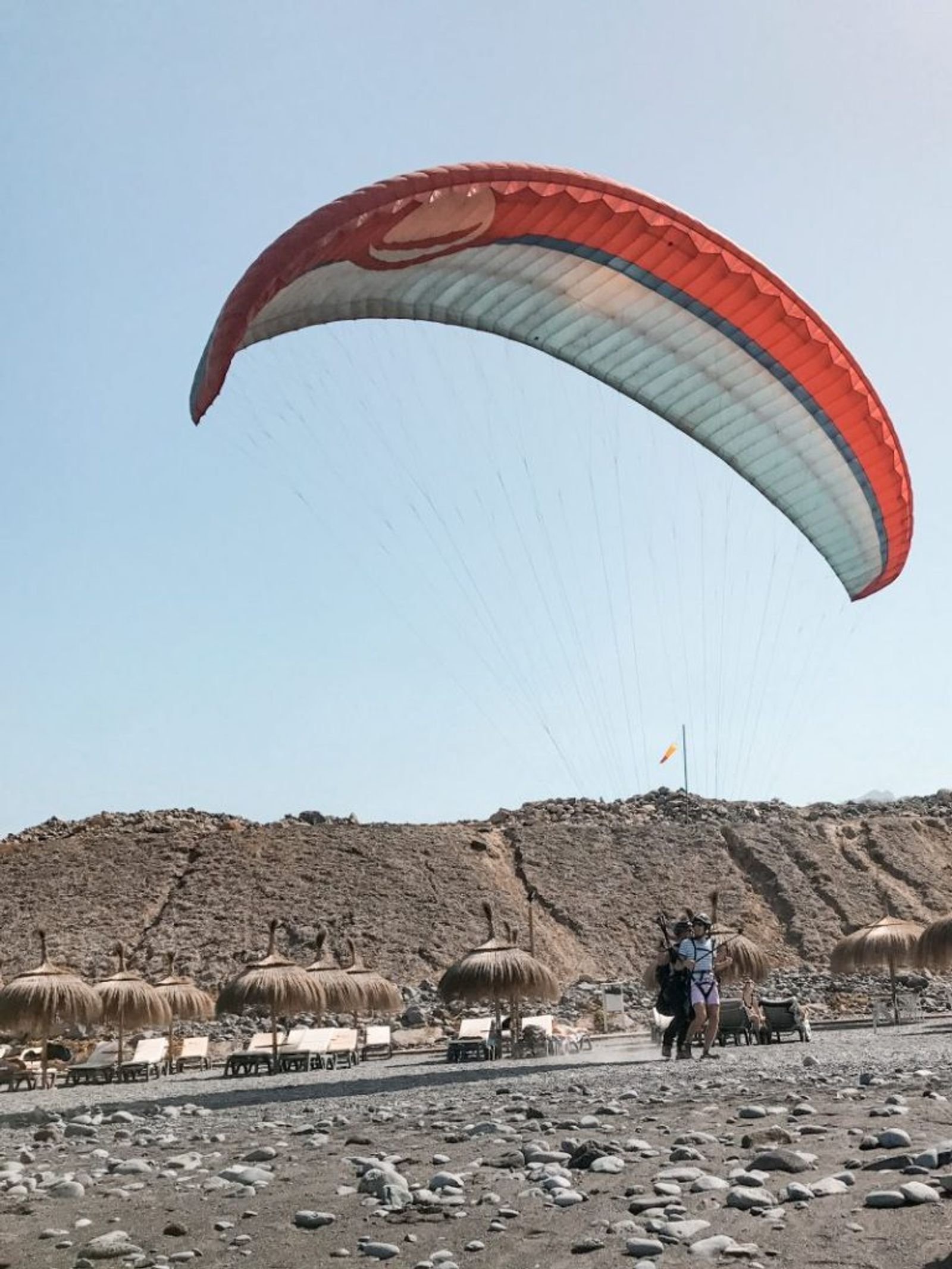 Aterrizaje en parapente en la playa de La Caleta, en Adeje