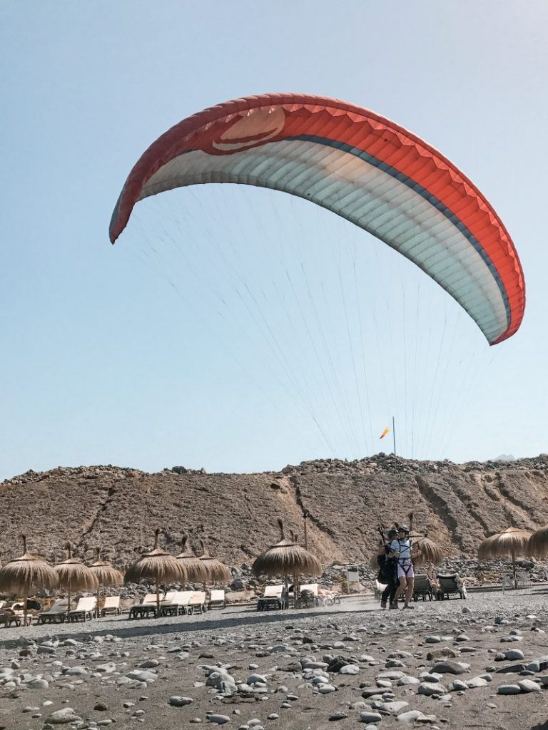 Aterrizaje en parapente en la playa de La Caleta, en Adeje