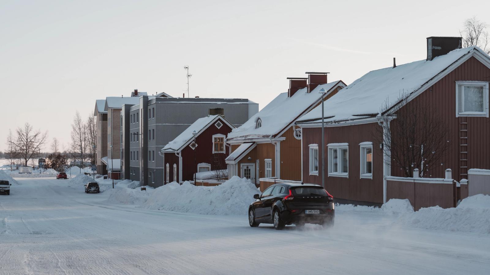 Hire car in the snow in Rovaniemi
