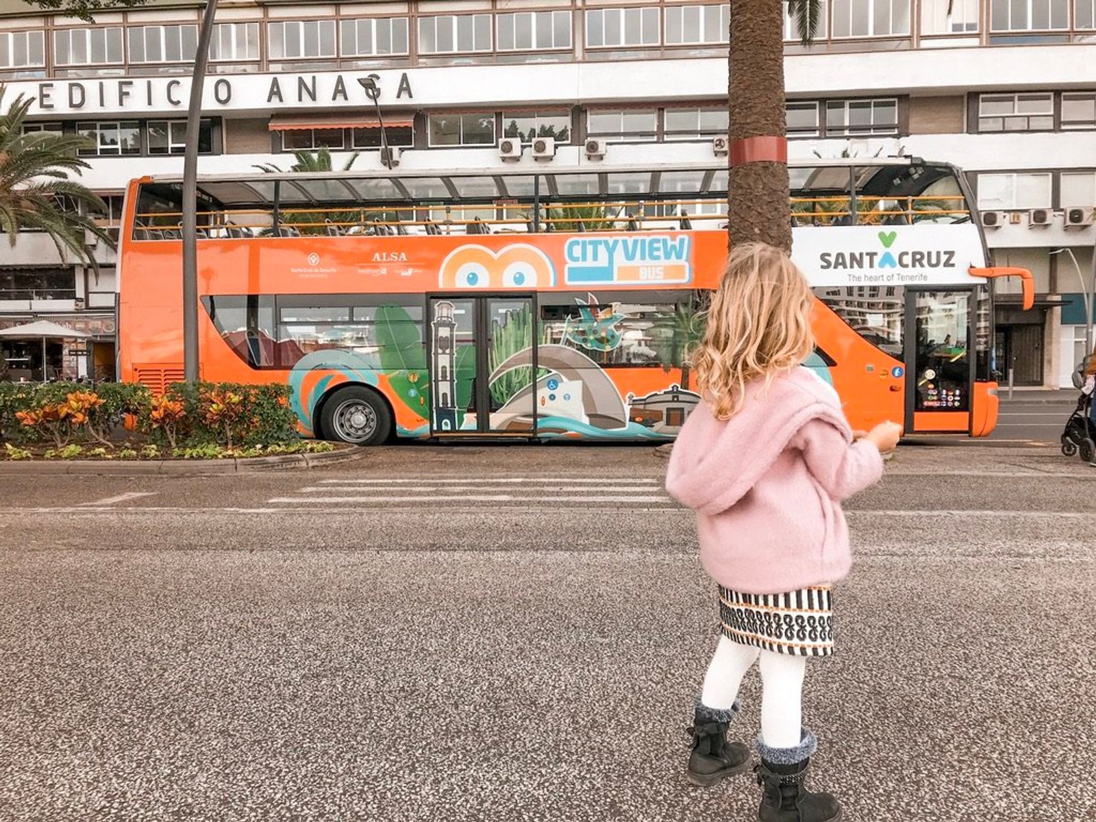 Bus turístico en la Terminal de Cruceros en Santa Cruz de Tenerife