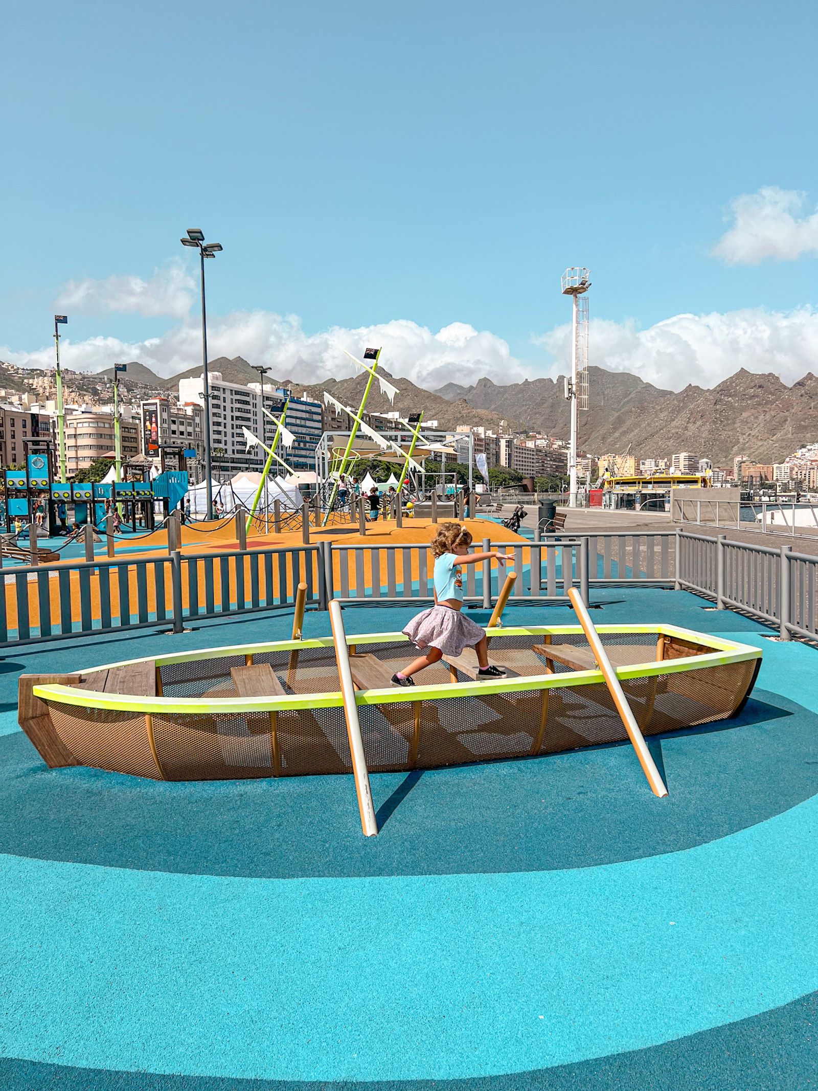 Barco de madera del parque infantil Gesta del 25 de Julio, en la Plaza de España de Santa Cruz de Tenerife