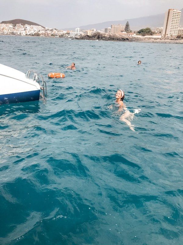Tour de avistamiento de ballenas y delfines en catamarán en Tenerife con parada para el baño