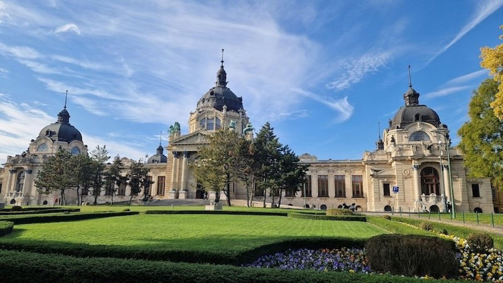 Los baños termales más famosos de Budapest son los Baños Széchenyi  