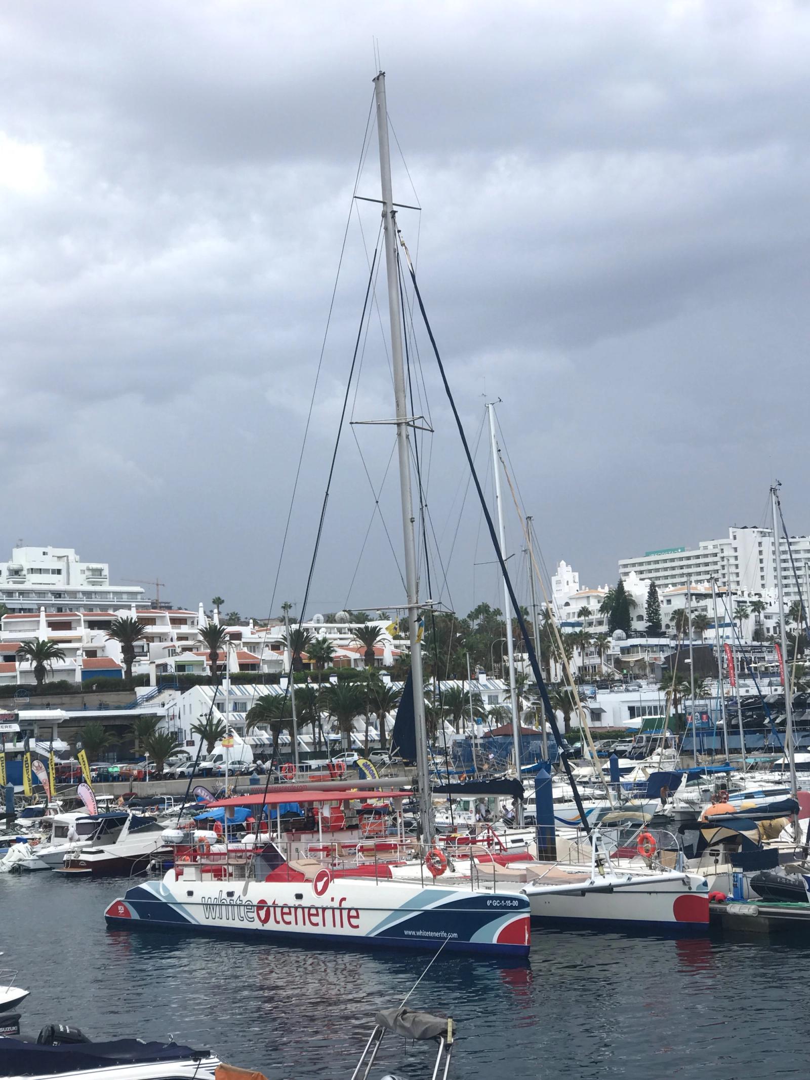 Catamarán de White Tenerife atracado en el puerto deportivo Puerto Colón, Tenerife