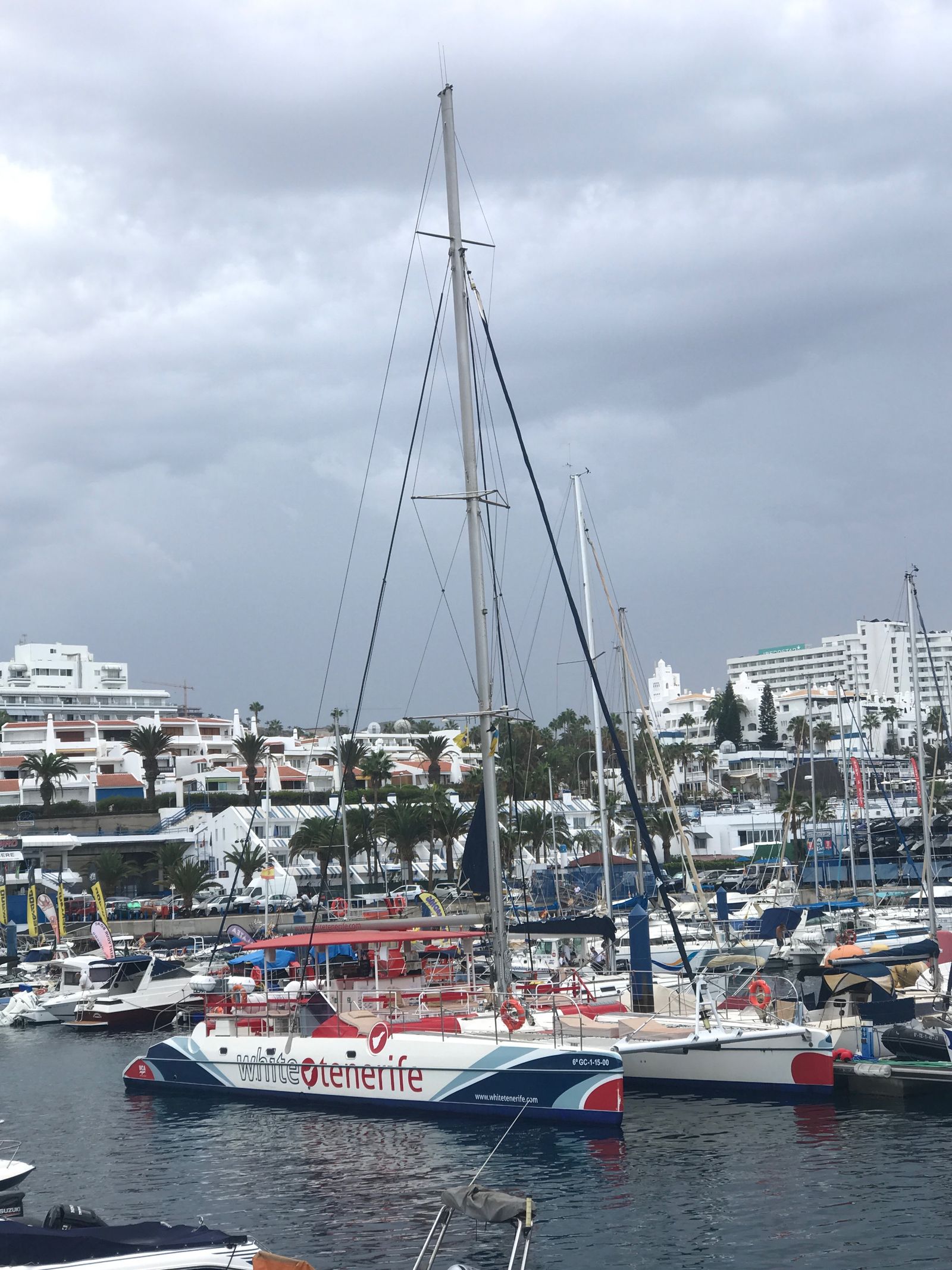 Catamarán de White Tenerife atracado en el puerto deportivo Puerto Colón, Tenerife