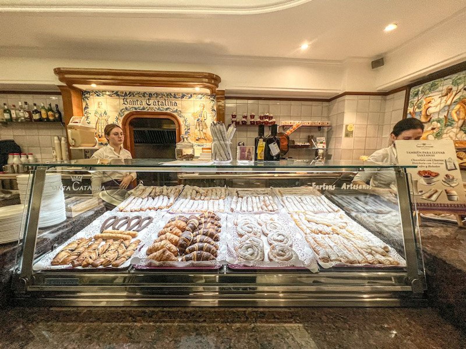 Fartons y pasteles en la Horchatería Santa Catalina de Valencia