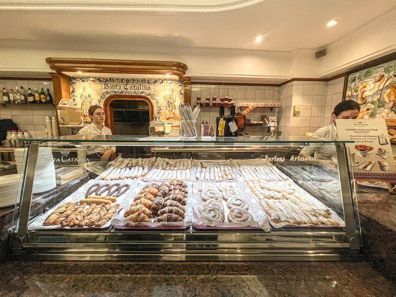 Fartons y pasteles en la Horchatería Santa Catalina de Valencia