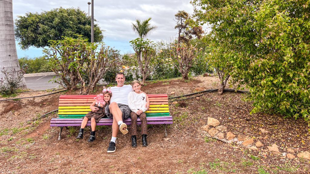 Bancos de colores en el Parque Jardín Social La Quinta de Santa Úrsula.