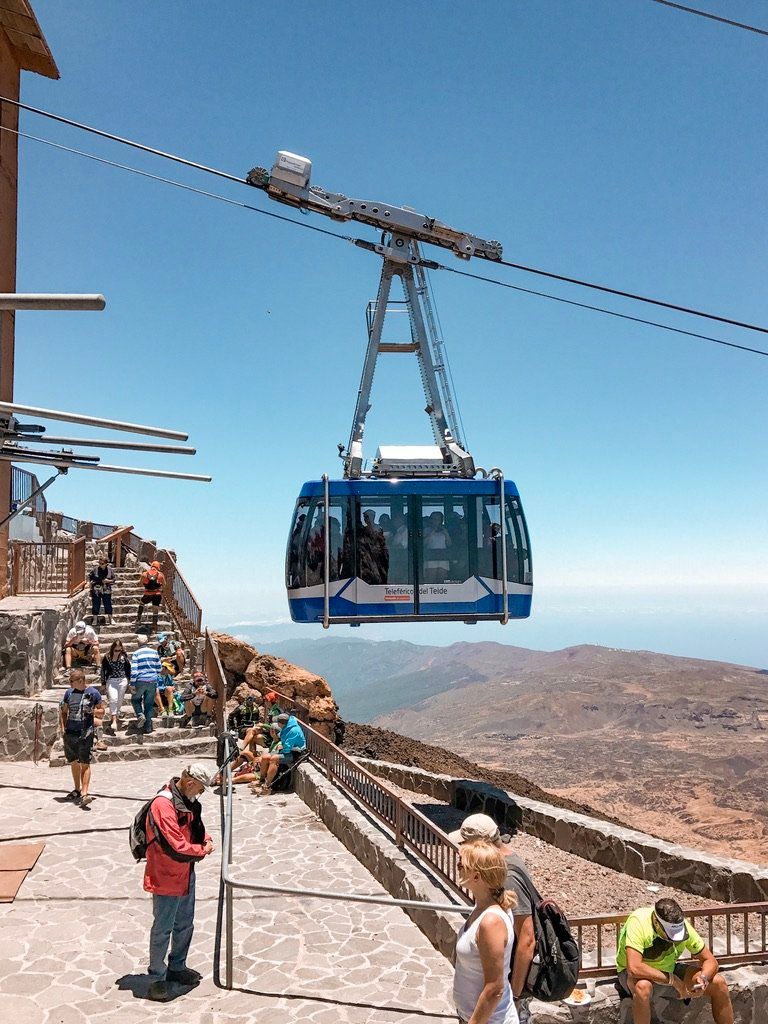 El teleférico llegando a la estación de La Rambleta, con visitantes esperando en la terraza