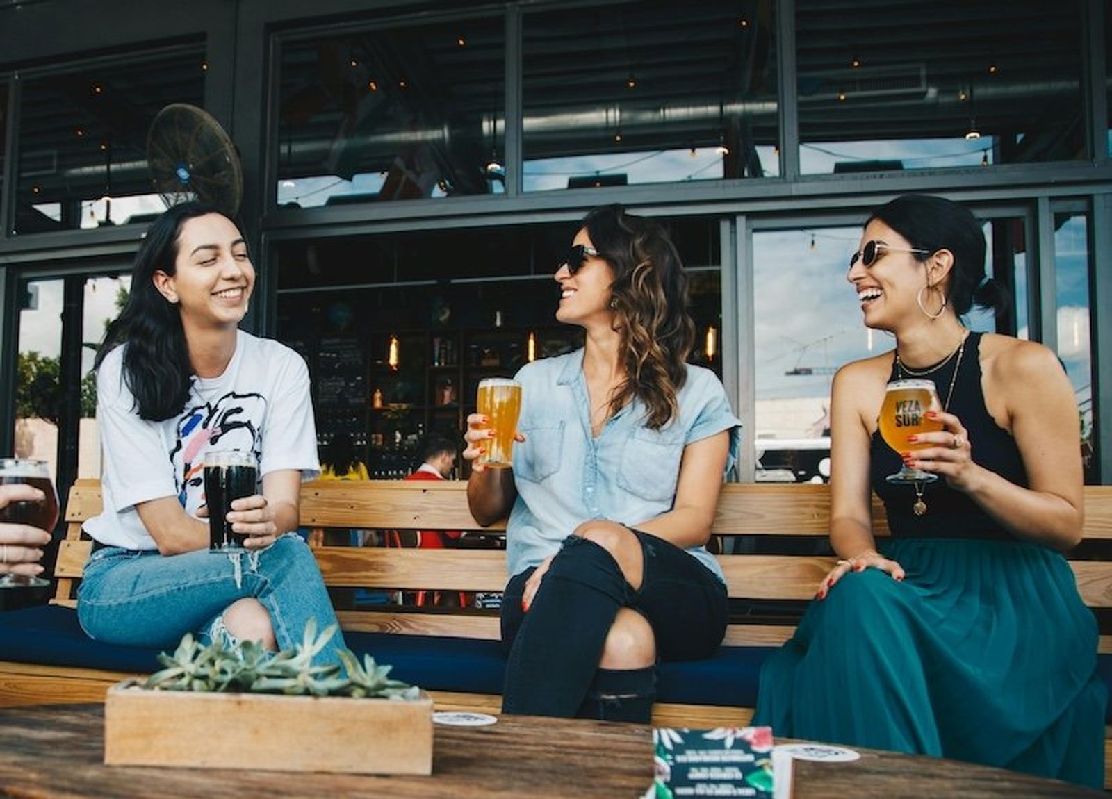 Los húngaros tienen su propio brindis y no chocan las copas de cerveza