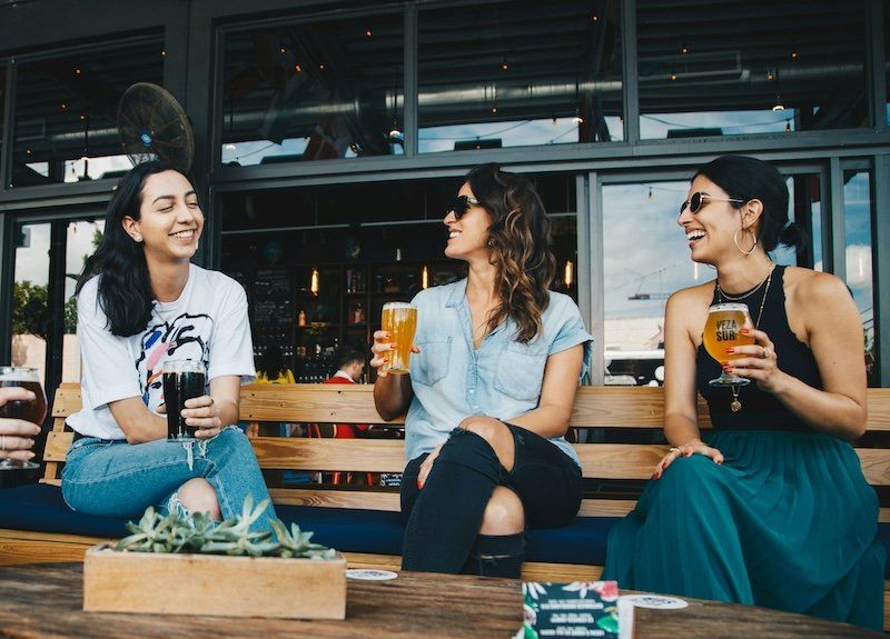 Los húngaros tienen su propio brindis y no chocan las copas de cerveza