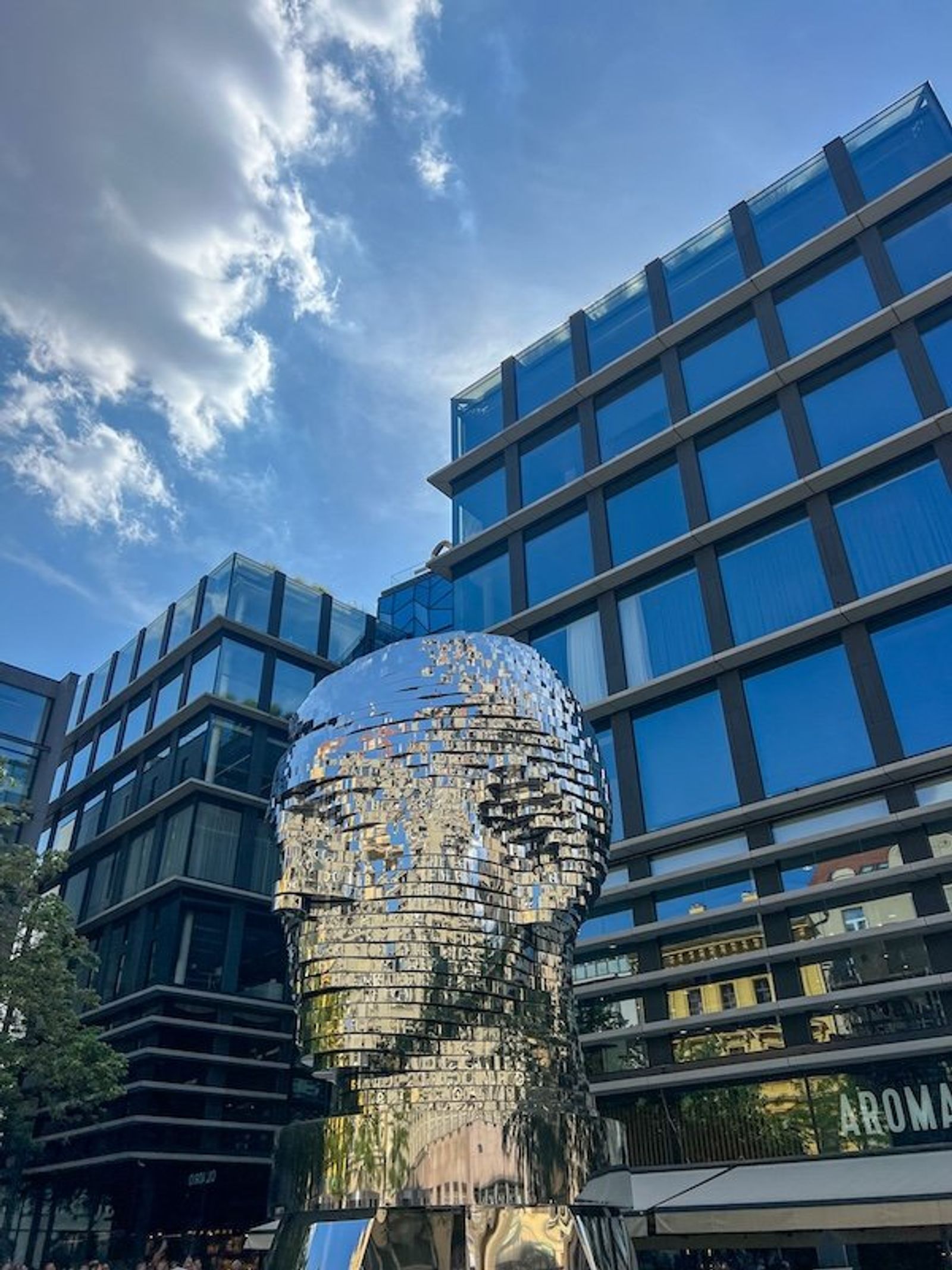 Cabeza de Kafka en Praga y Centro Comercial Quadrio