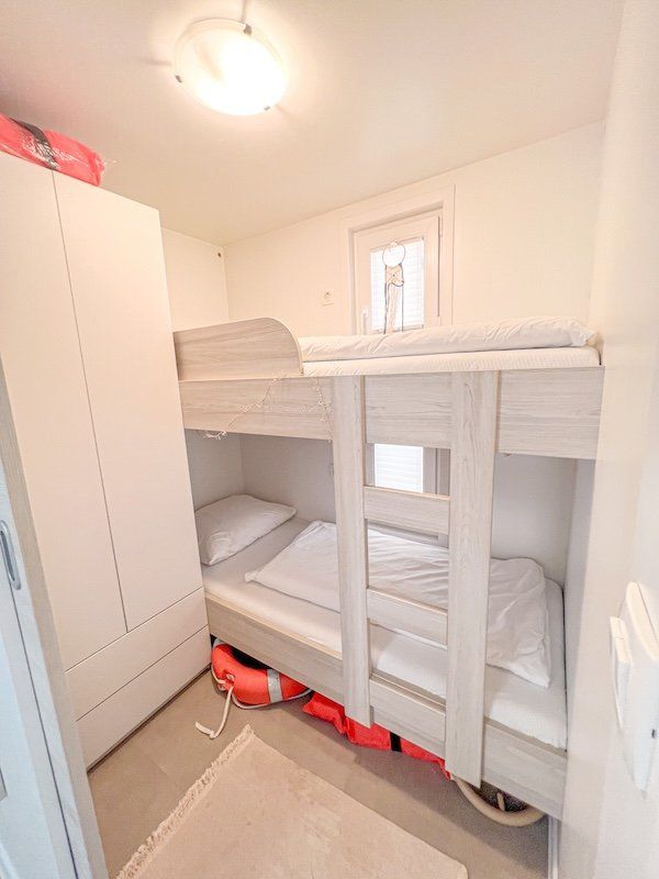 Habitación principal en la casa Flotante Marina Lux en Portoroz, Eslovenia