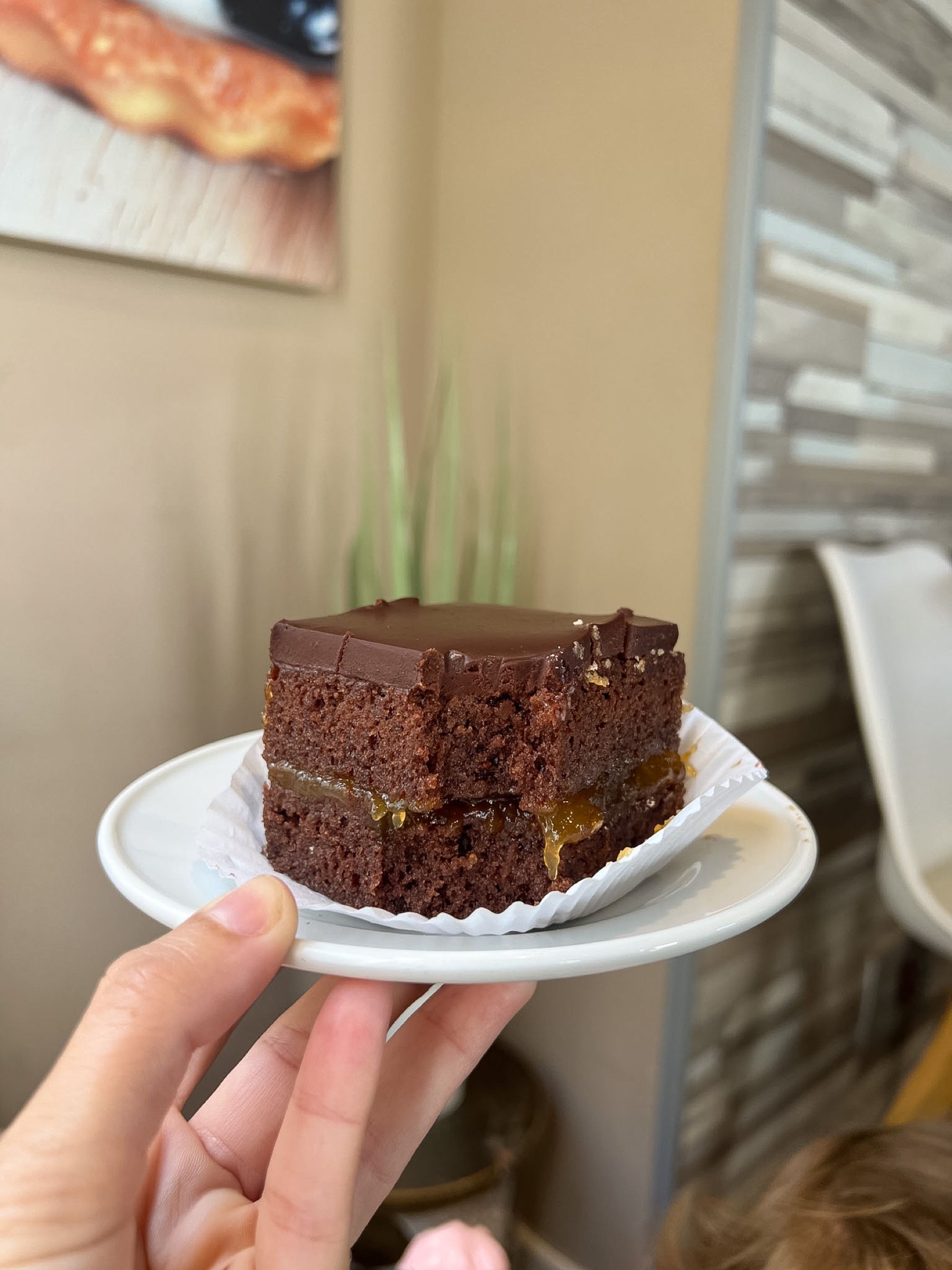Un trozo de tarta Sacher en un plato blanco, en la heladería La Alsaciana de Garachico.