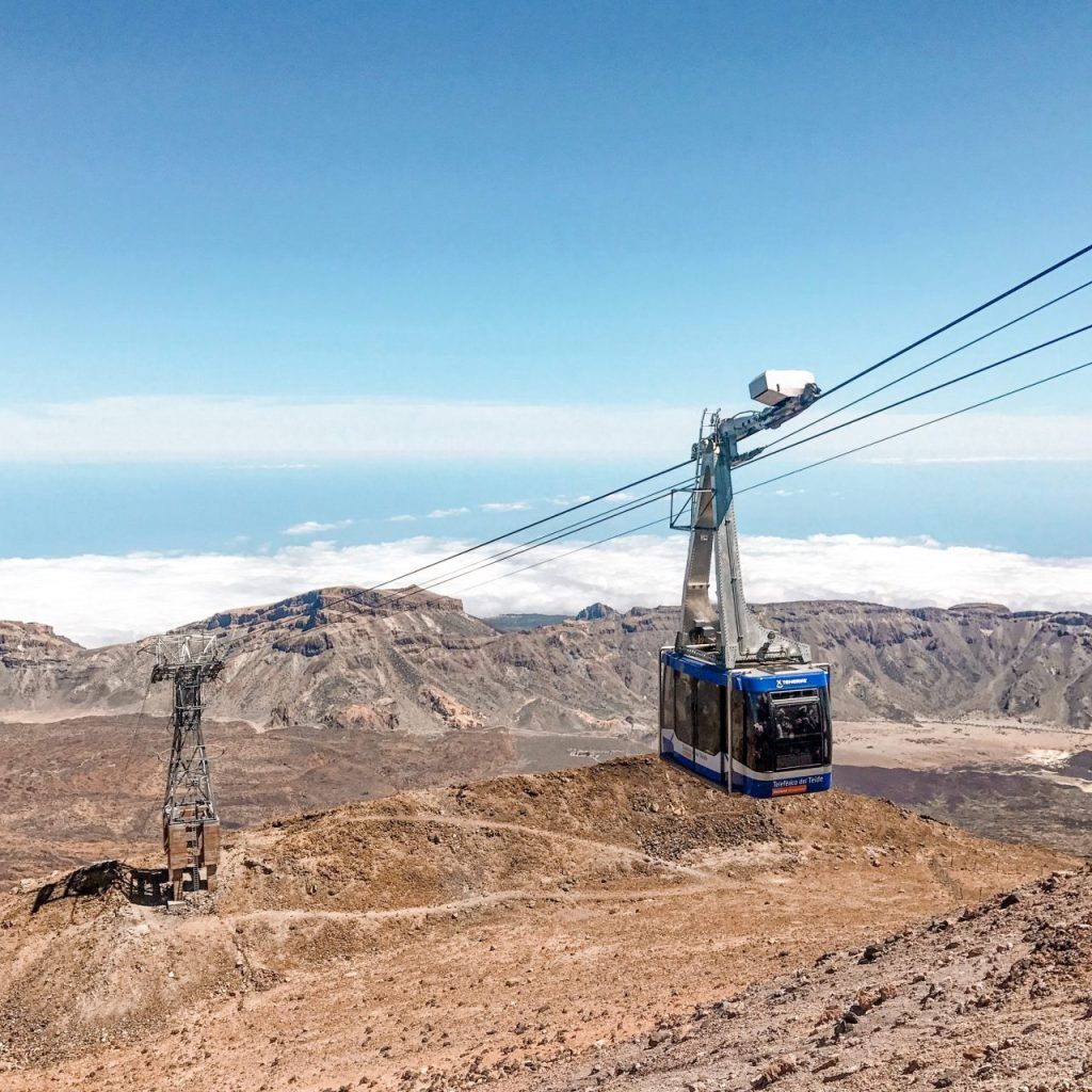 Cabina del teleférico del Teide subiendo sobre Las Cañadas, con el mar de nubes al fondo
