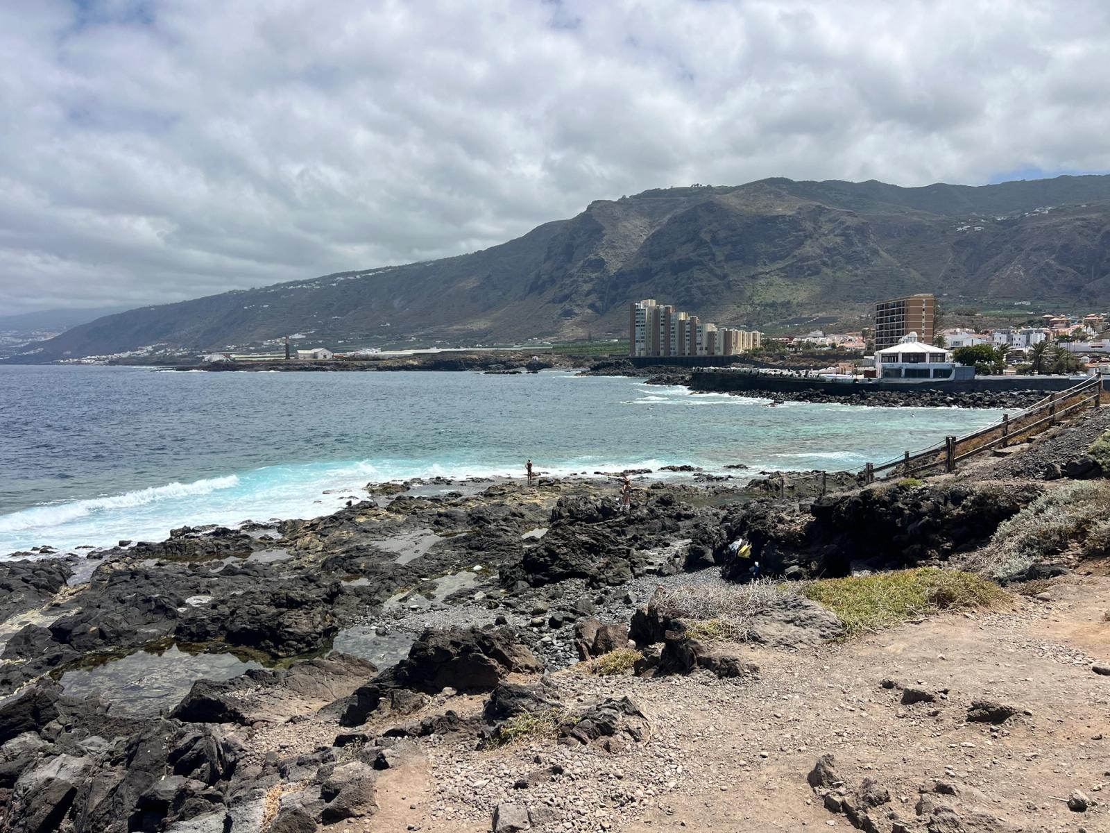 La costa de Sibora en Los Silos vista desde el paseo, con el pueblo y las montañas de la Isla Baja al fondo.