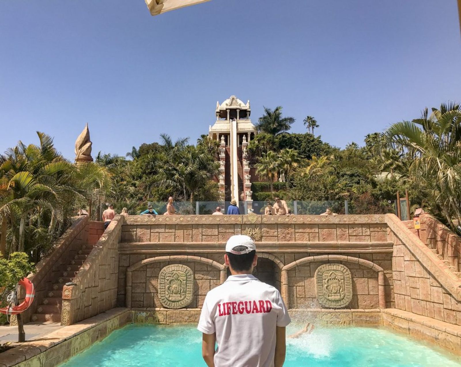 La Tower of Power del Siam Park, con un socorrista de espaldas en primer plano y la torre de estilo maya detrás.