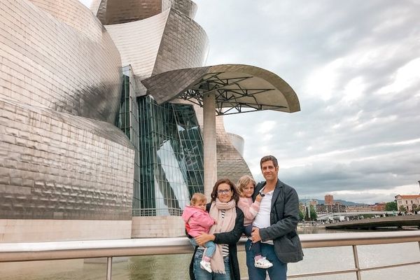 Panorámica de Bilbao con el Museo Guggenheim junto a la ría del Nervión