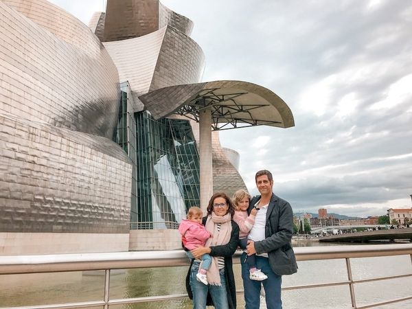 Panorámica de Bilbao con el Museo Guggenheim junto a la ría del Nervión