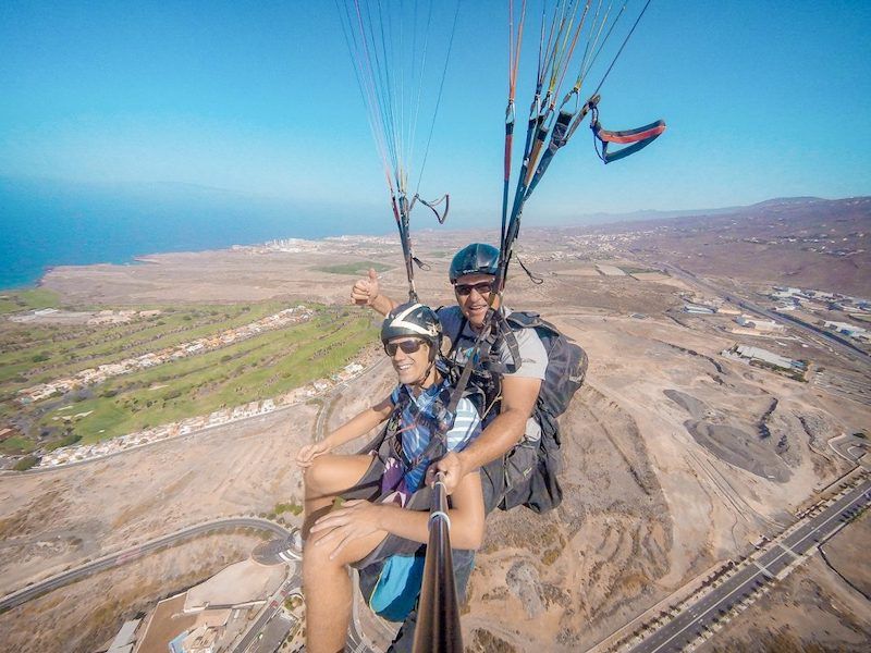 Vuelo en parapente sobre la costa de Adeje, en Tenerife