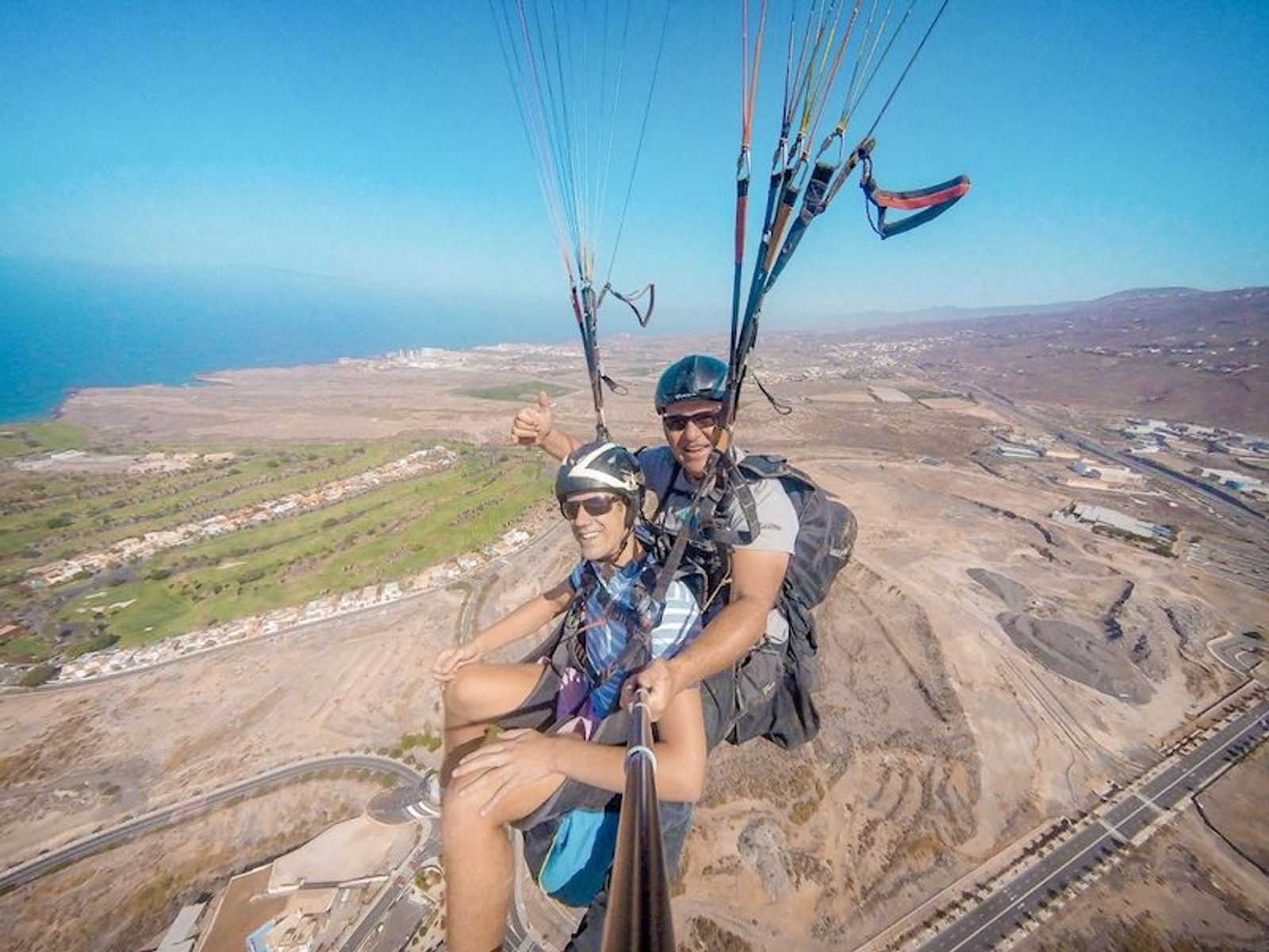 Vuelo en parapente sobre la costa de Adeje, en Tenerife