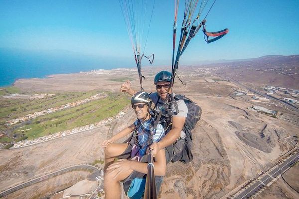 Vuelo en parapente sobre la costa de Adeje, en Tenerife