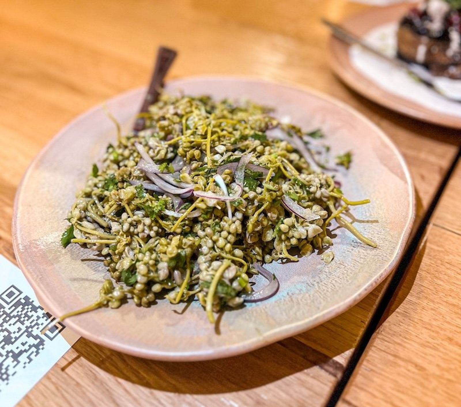El jonjoli es un ingrediente característico de la gastronomía georgiana.