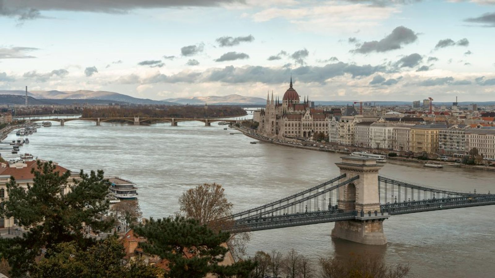 Vistas de Buda y Pest separadas por el río Danubio en Budapest
